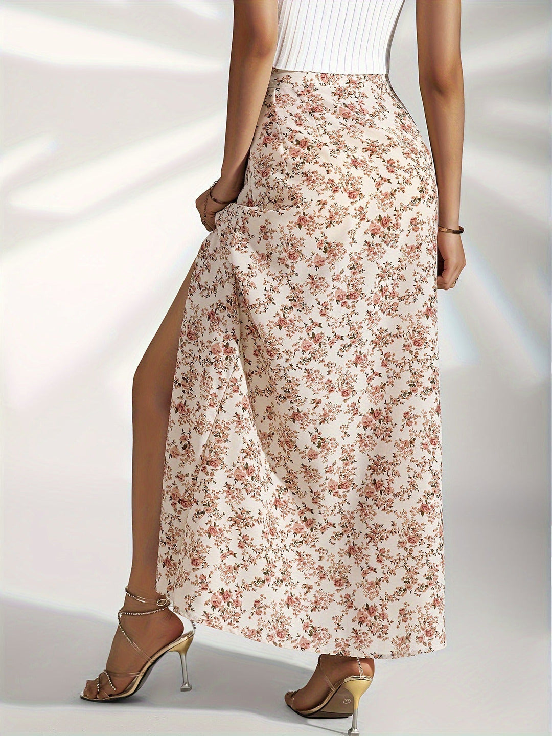 Jupe longue fluide femme taille haute, motif floral chic, et fente latérale pour un look estival élégant et moderne.