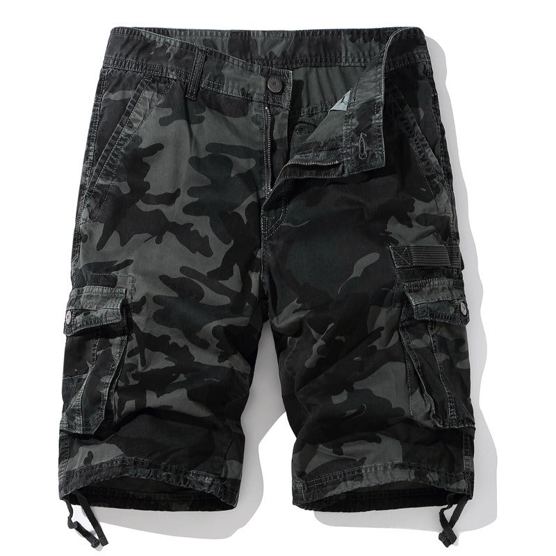 Short cargo camouflage homme pour l'été, un vêtement pratique et tendance, parfait pour un look urbain décontracté.