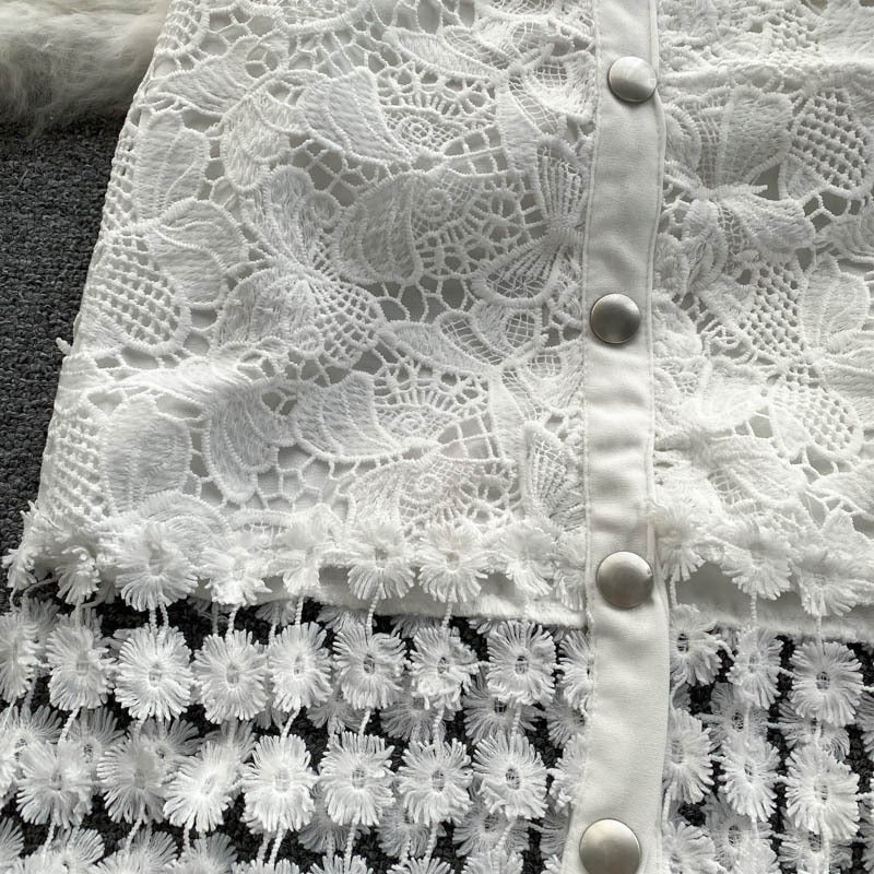 Jupe longue florale romantique et chic pour femme, avec boutons, idéale pour les soirées d'été élégantes.