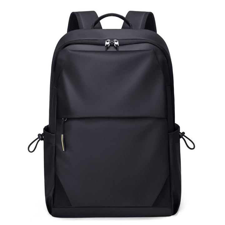 Sac à dos quotidien hommes, imperméable et chic, accessoire essentiel pour travail et loisirs en milieu urbain.