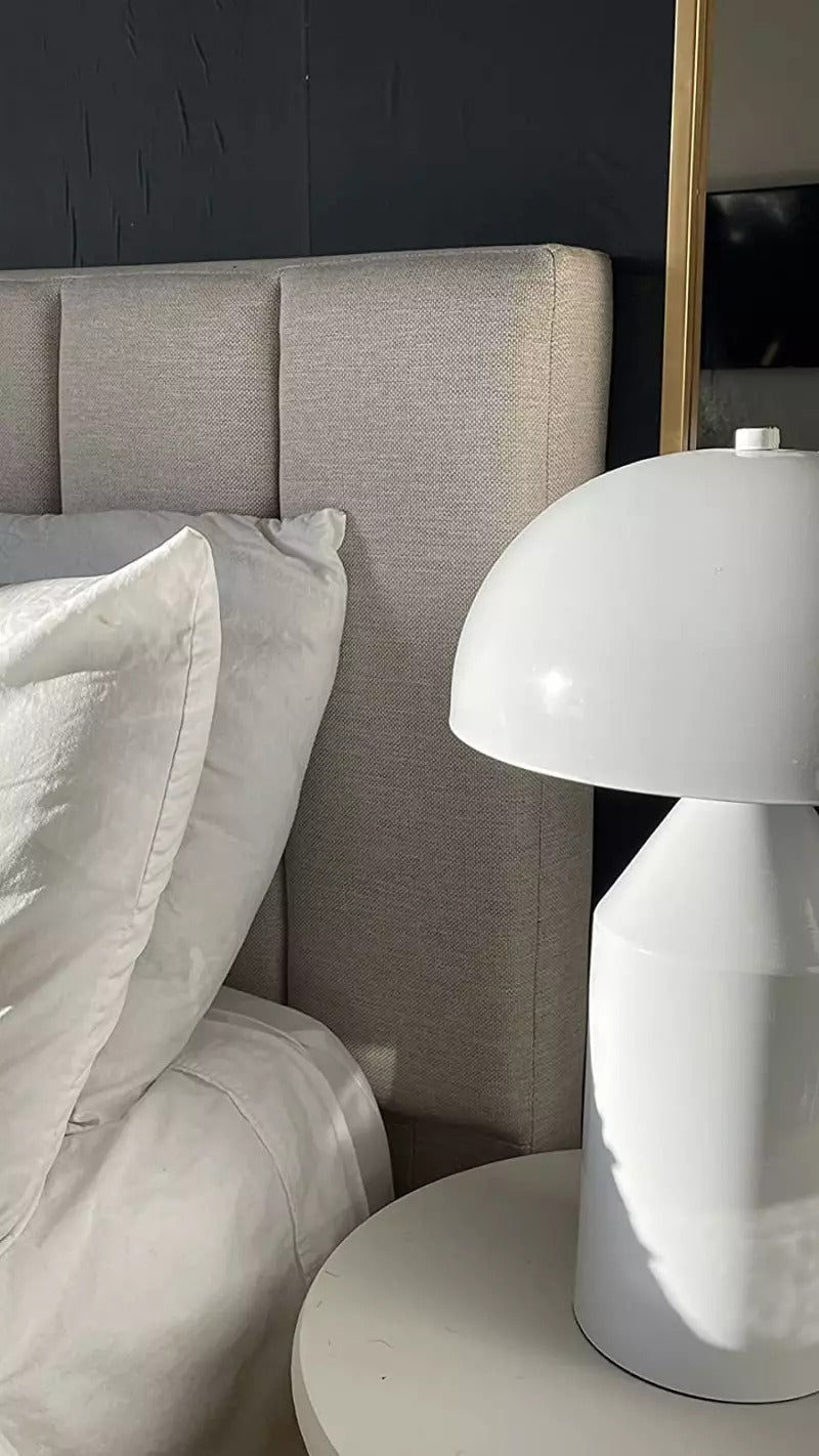 Lampe de table élégante en métal, design moderne. Ce luminaire iconique offre un éclairage parfait pour salon ou chambre.