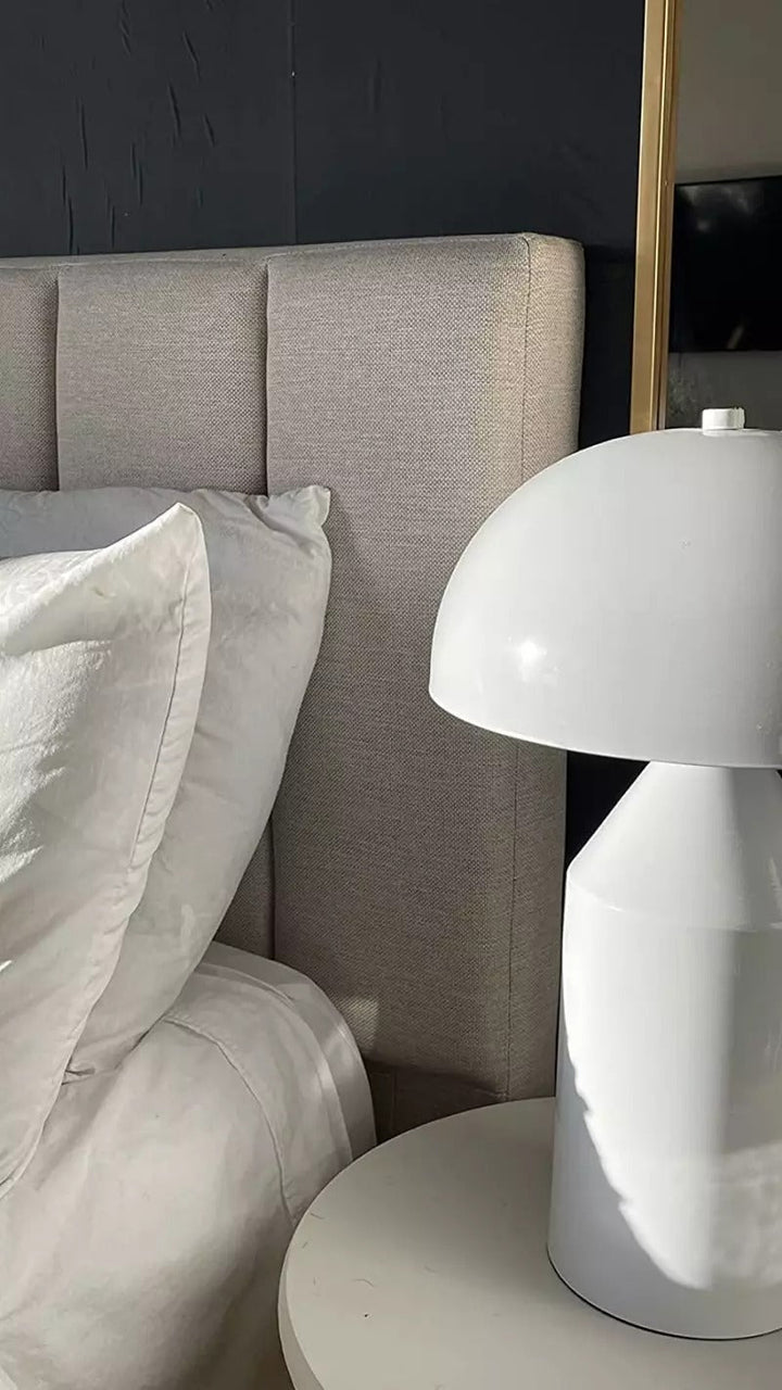 Lampe de table élégante en métal, design moderne. Ce luminaire iconique offre un éclairage parfait pour salon ou chambre.