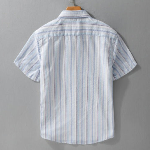 Chemise d'été homme décontractée à rayures, tissu léger et respirant pour un confort optimal en vacances.