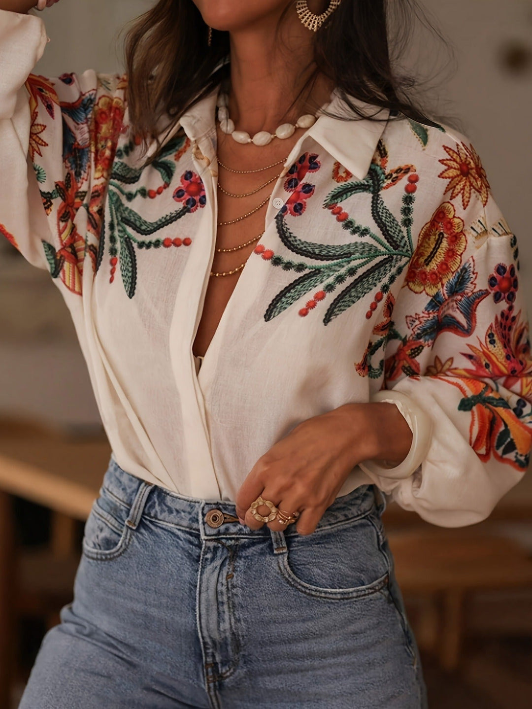 Chemisier femme bohème chic à broderie florale délicate. Idéal printemps/été, élégant et décontracté.