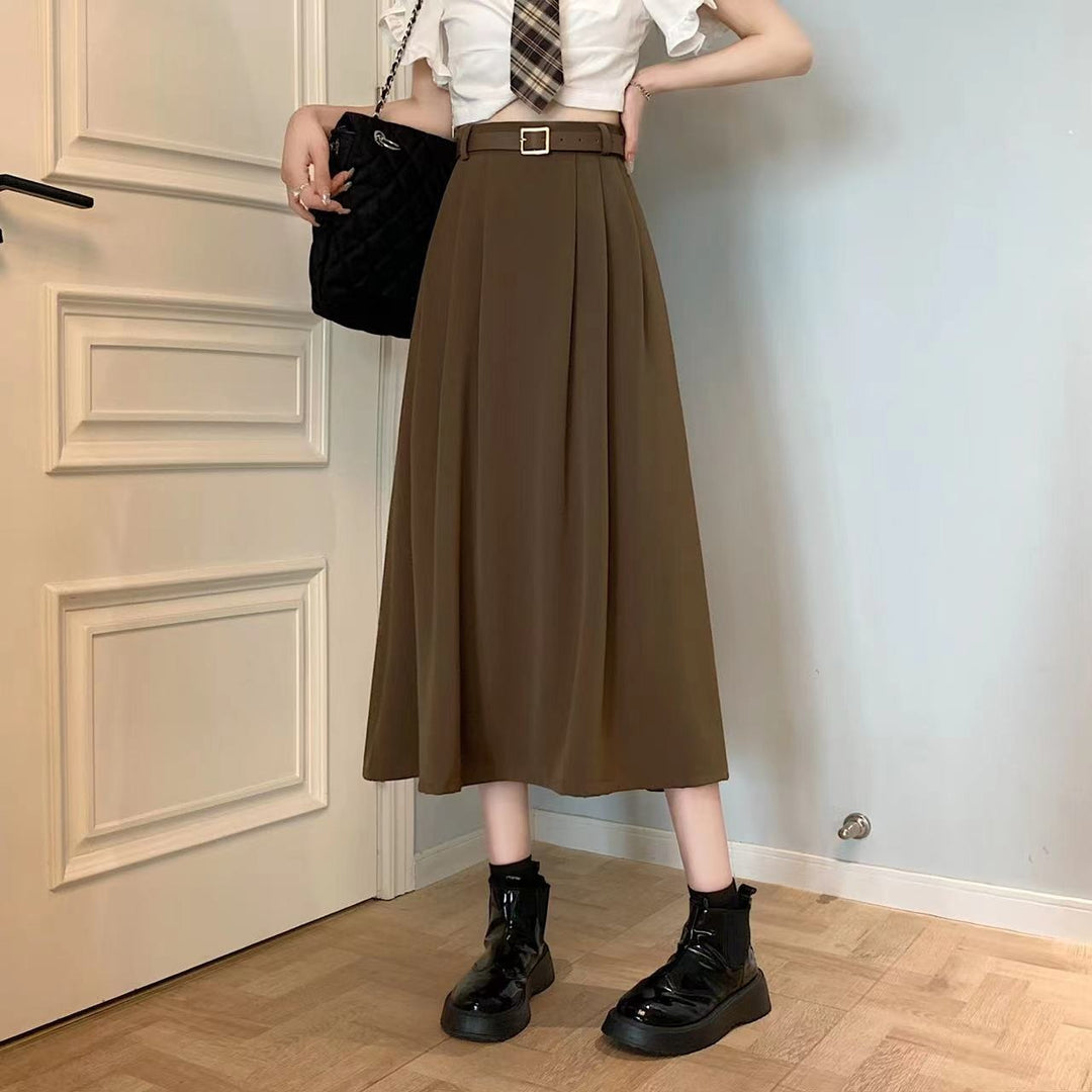Jupe midi femme fluide et évasée, parfaite pour un style élégant et confortable au quotidien.