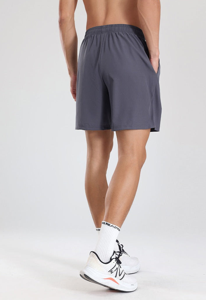 Homme en short de sport athlétique léger, respirant et à séchage rapide, parfait pour le fitness et la course estivale.