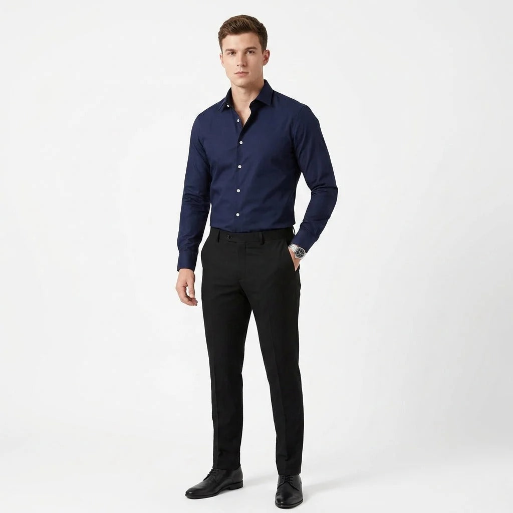 Photo de mode masculine: chemise classique élégante à manches longues, col revers. Un essentiel intemporel pour toute garde-robe.