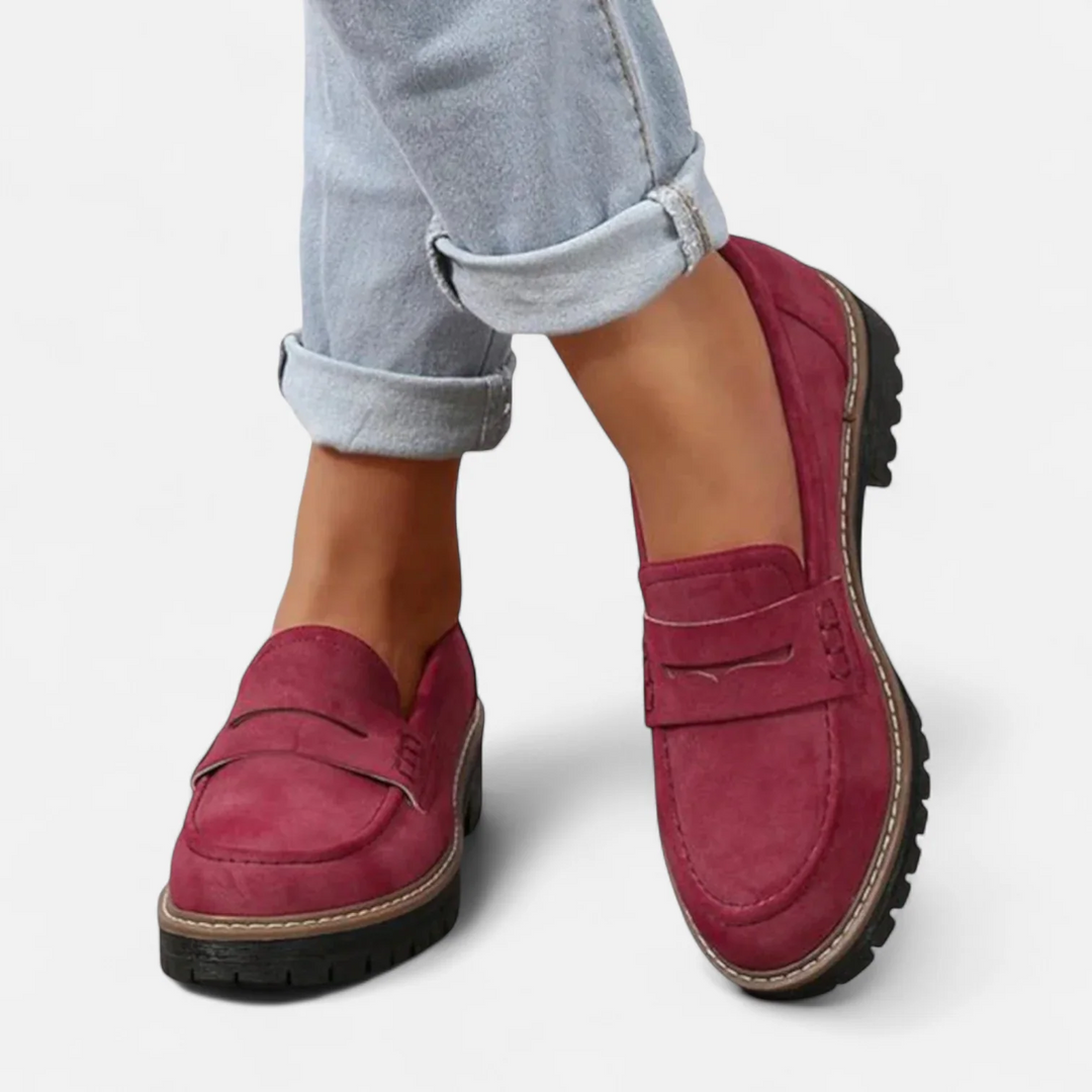 Paire de mocassins femme orthopédiques, élégants et plates, parfaits pour un confort durable au quotidien.