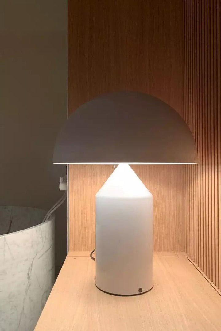Luminaire de table minimaliste en métal blanc. Un design moderne qui illumine salon ou chambre avec une élégance discrète.
