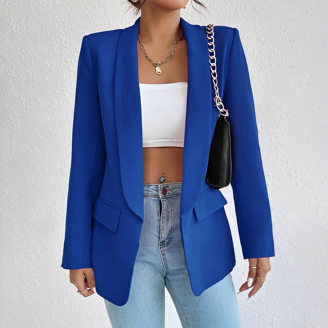 Blazer femme tendance, coupe impeccable pour un look professionnel ou une tenue casual chic. Mode élégante.