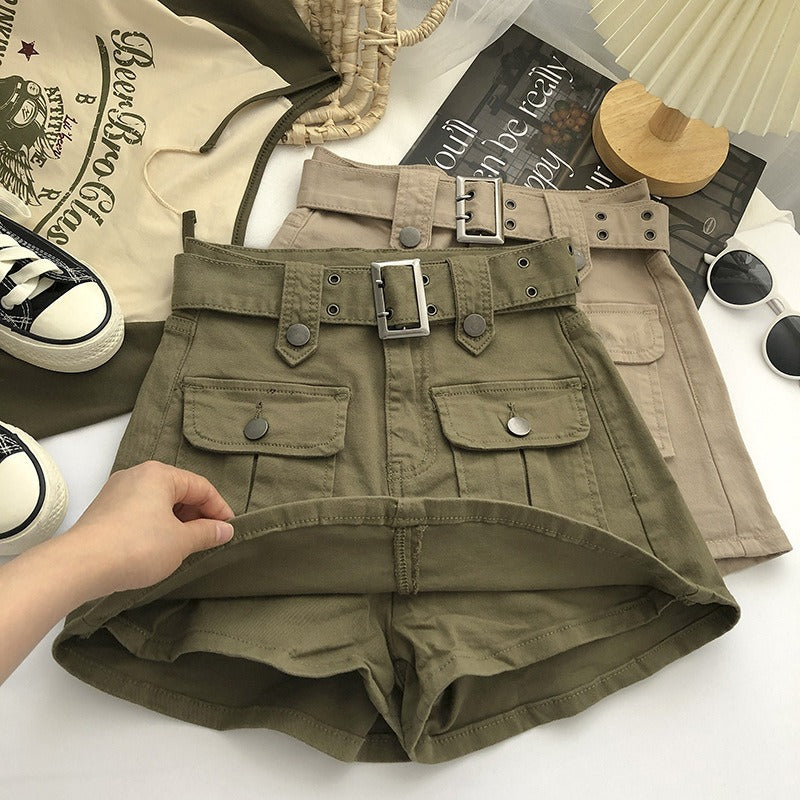 Short femme taille haute cargo kaki, polyvalent et élégant pour un look urbain estival.