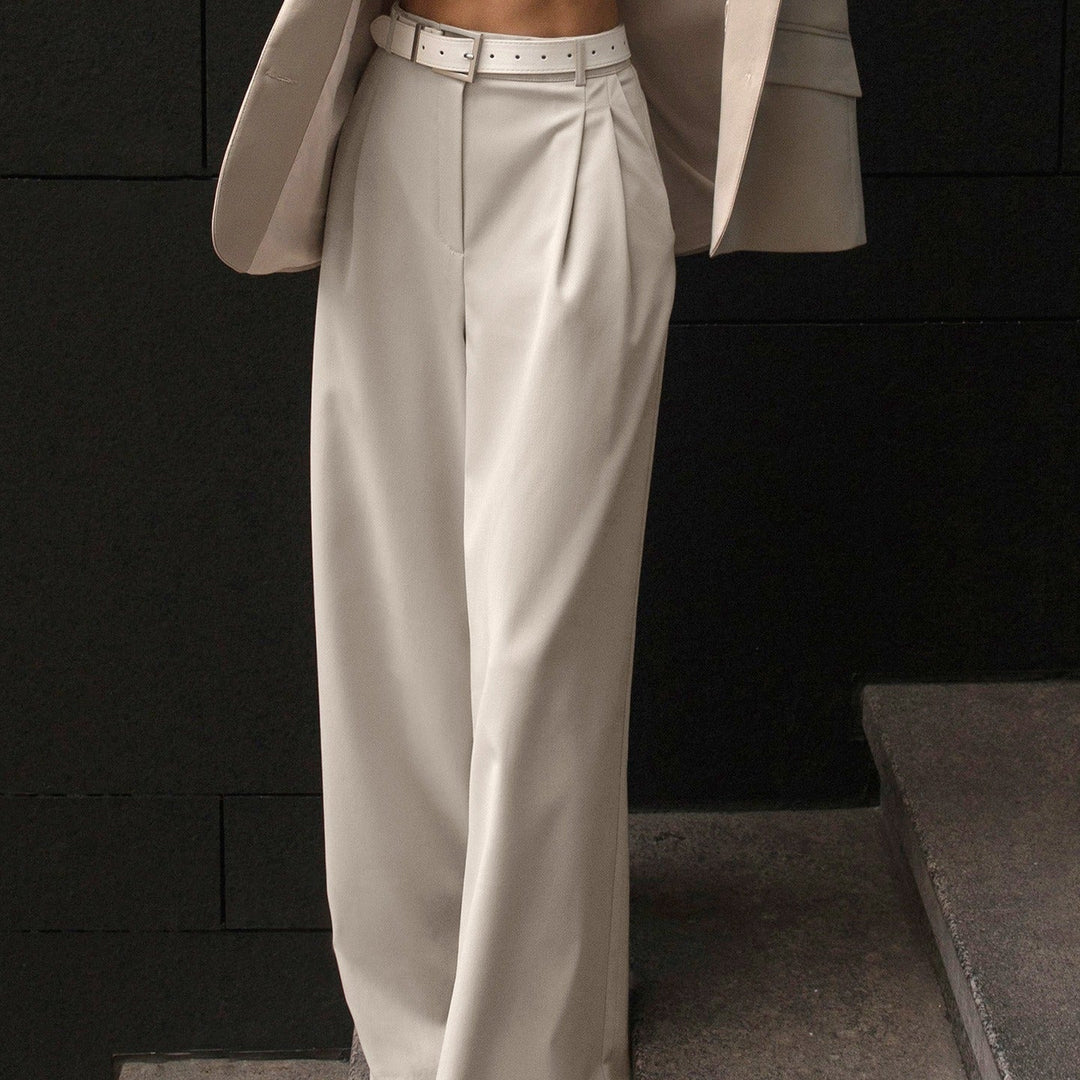 Pantalon de tailleur femme élégant à jambe large et taille haute pour un look chic au bureau.