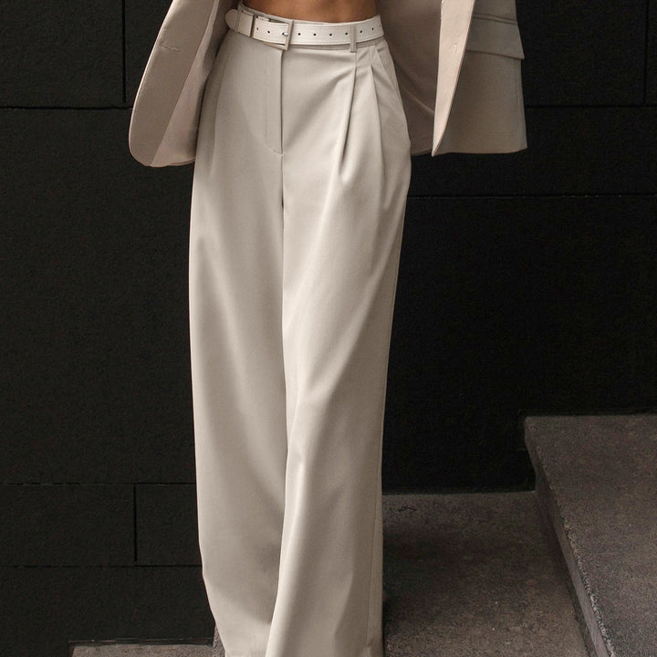 Pantalon de tailleur femme élégant à jambe large et taille haute pour un look chic au bureau.
