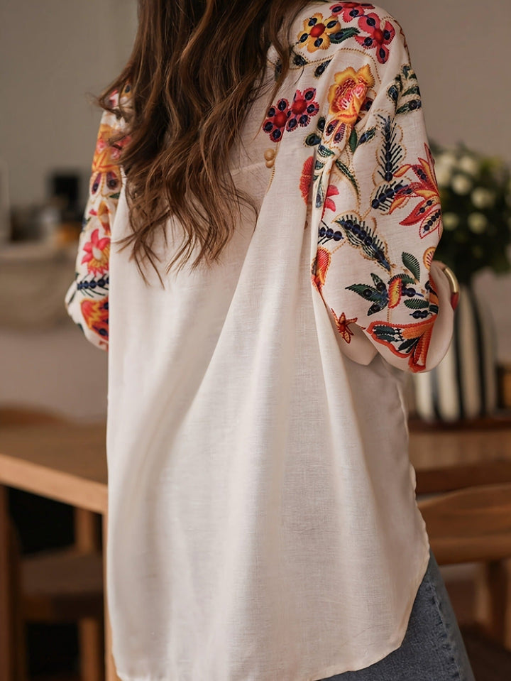 Chemisier femme floral à broderie, manches longues, style bohème élégant. Idéal pour tenue printanière ou estivale chic.