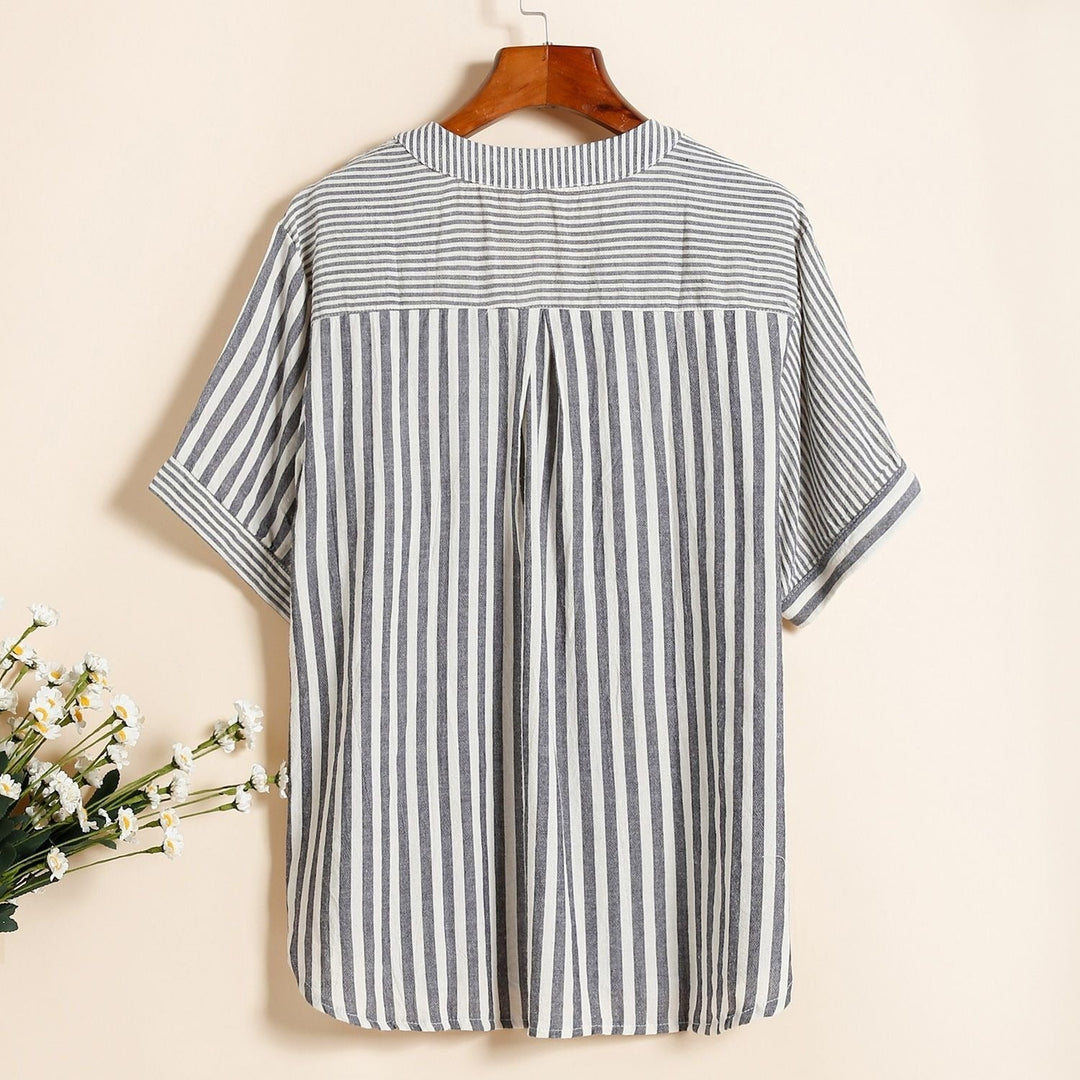 Haut rayé femme léger avec col V et manches courtes, parfait pour une tenue estivale polyvalente.