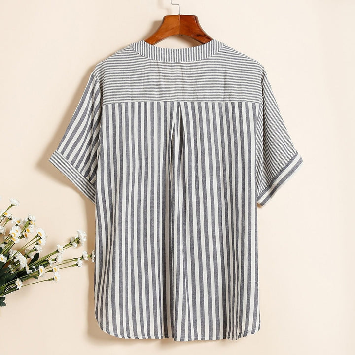 Haut rayé femme léger avec col V et manches courtes, parfait pour une tenue estivale polyvalente.