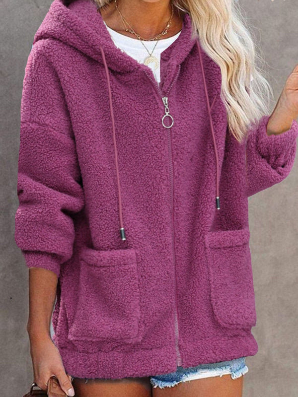 Veste femme coupe ample et moderne, avec capuche, poches et fermeture éclair, parfaite pour look chic décontracté.