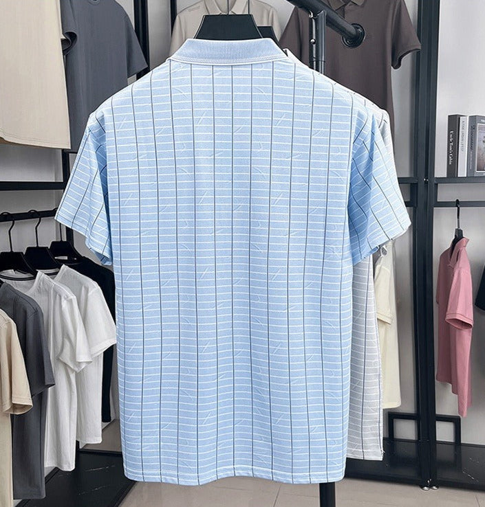 Haut homme chic et confortable, coupe polo intemporelle. Vêtement respirant avec poche, parfait pour la mode masculine.