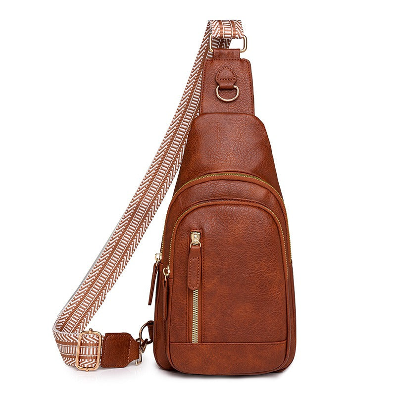 Sac à bandoulière ajustable en cuir synthétique, polyvalent et compact pour femme moderne.
