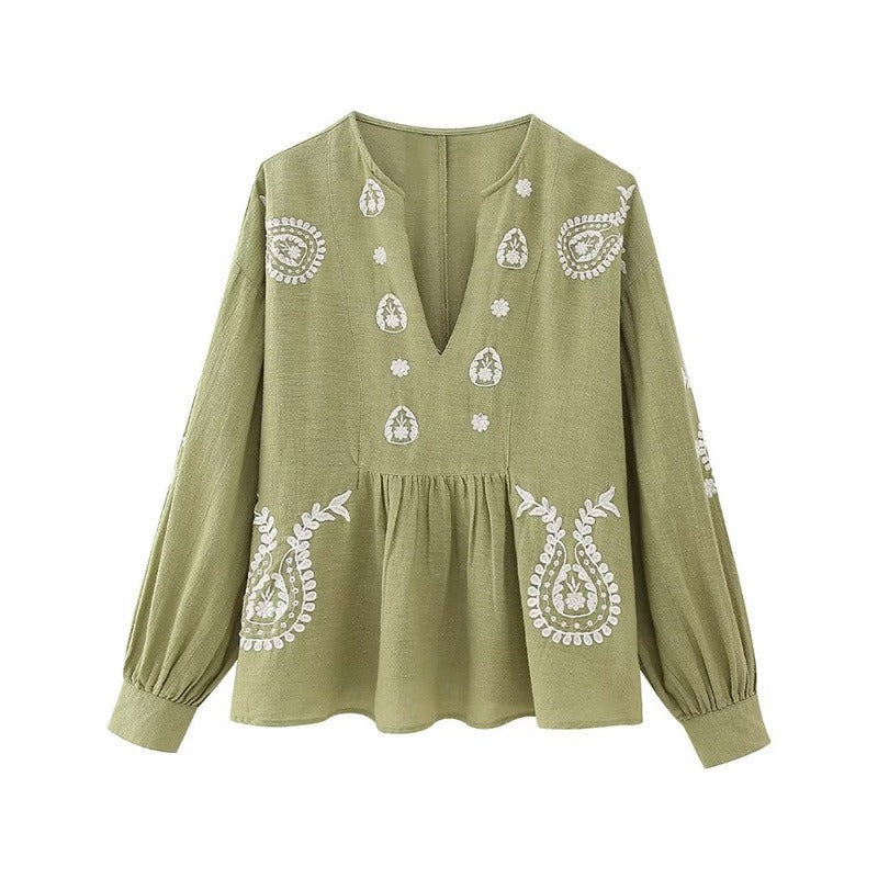 Chemisier brodé femme élégant à encolure en V, style bohème chic, parfait pour le printemps et l'été.