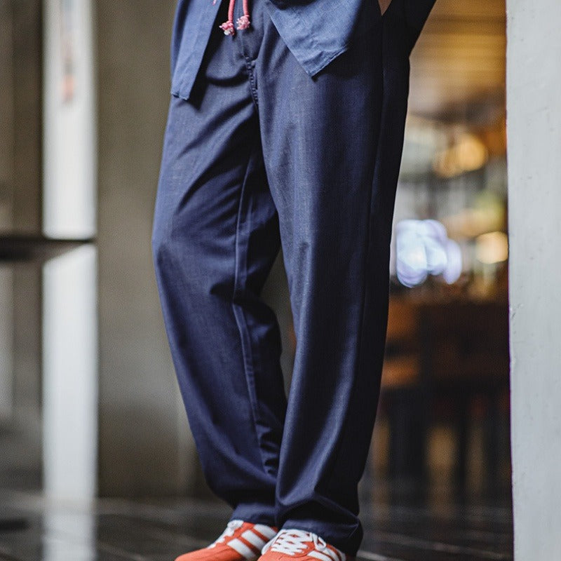 Pantalon bleu marine homme, coupe décontractée et confortable, avec cordon de serrage, parfait pour l'été.