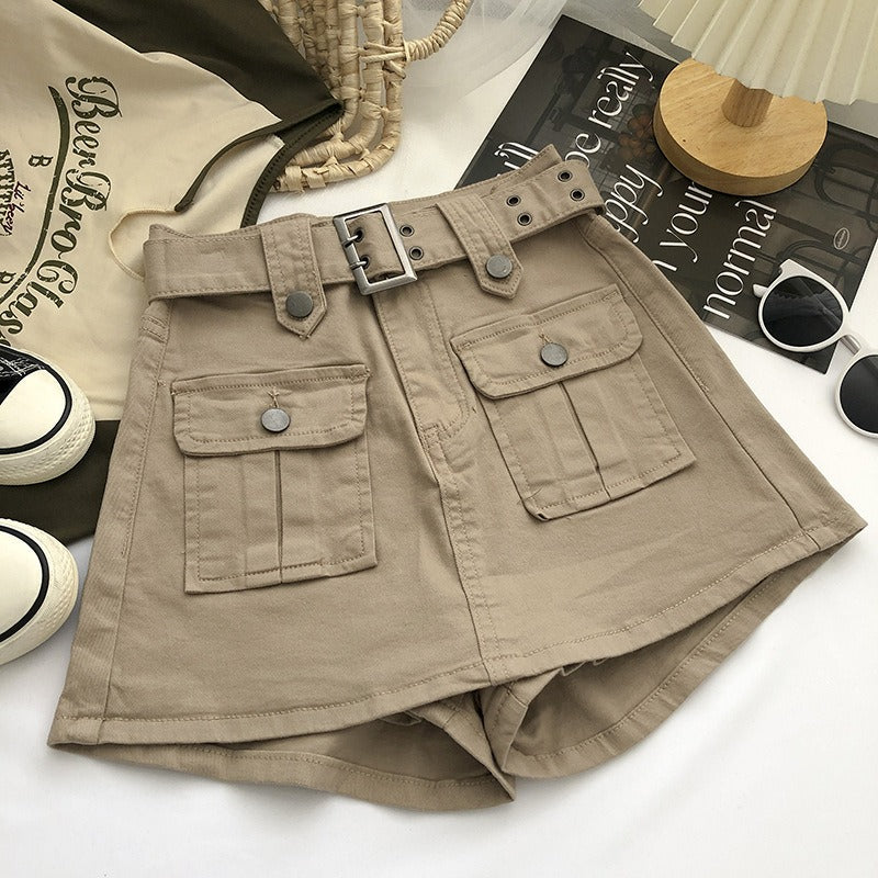Short kaki femme taille haute, design cargo moderne et fonctionnel, idéal pour les journées d'été.