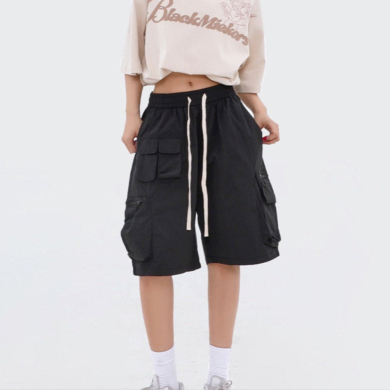 Short femme décontracté style urbain, grandes poches. Confortable et tendance pour l'été.
