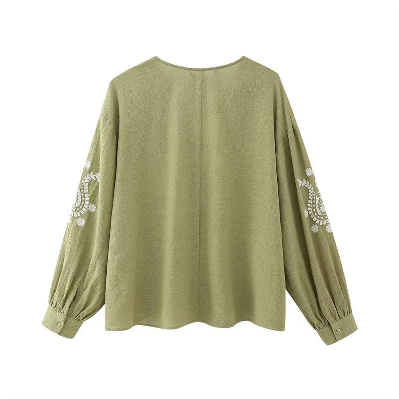 Chemisier fluide ample pour femme avec broderies délicates et col en V, idéal pour un look décontracté d'été.