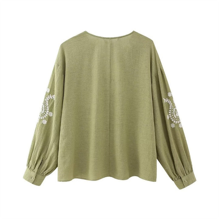 Chemisier fluide ample pour femme avec broderies délicates et col en V, idéal pour un look décontracté d'été.