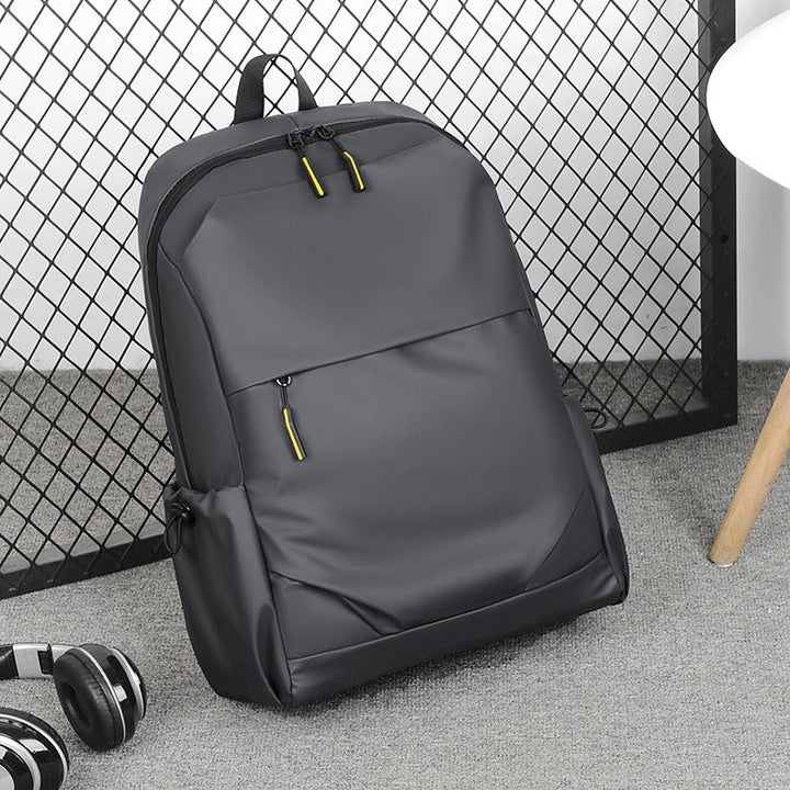 Sac à dos urbain imperméable noir pour hommes, design minimaliste, idéal pour le bureau et le quotidien.