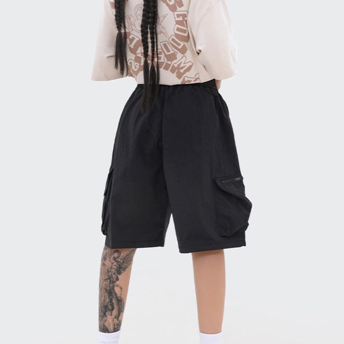 Short femme streetwear avec poches zippées, idéal pour un look décontracté et pratique. Mode féminine.