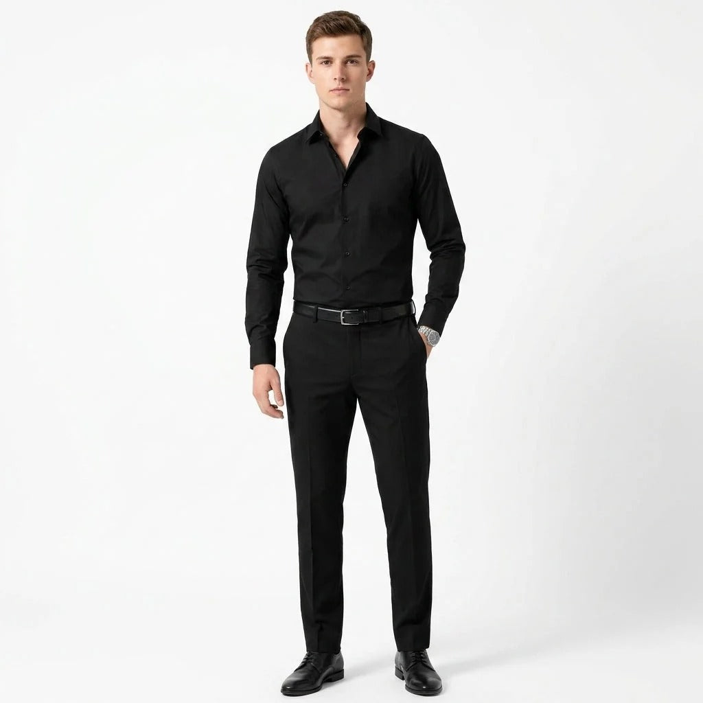 Détail de chemise homme classique à col revers. Manches longues et coupe soignée pour un style intemporel et de qualité.