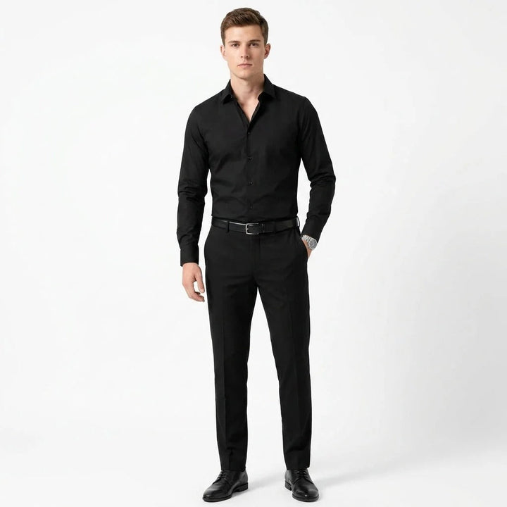 Détail de chemise homme classique à col revers. Manches longues et coupe soignée pour un style intemporel et de qualité.