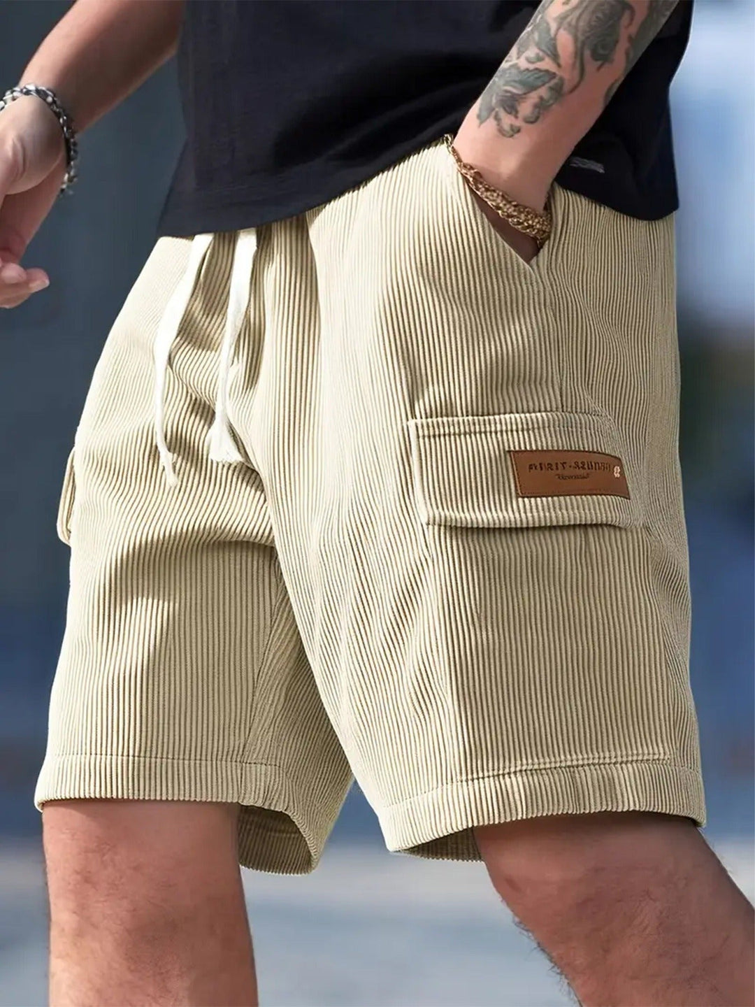 Bermuda homme urbain décontracté, idéal pour un style moderne et confortable en été. Parfait pour les loisirs quotidiens.