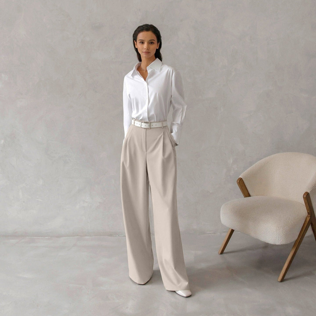 Pantalon femme taille haute chic, coupe jambe large, parfait pour le bureau ou une tenue mode sophistiquée.