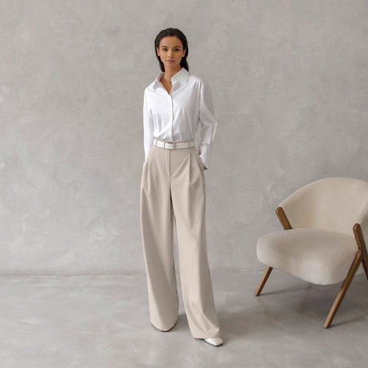 Pantalon femme taille haute chic, coupe jambe large, parfait pour le bureau ou une tenue mode sophistiquée.