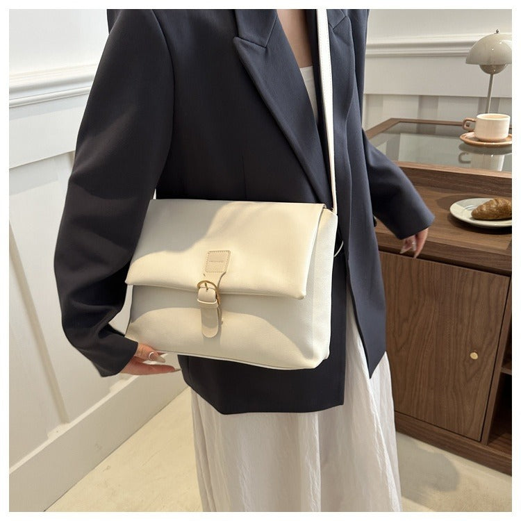 Détail de la fermeture dorée d'un sac à bandoulière femme en cuir PU, chic et sécurisé.