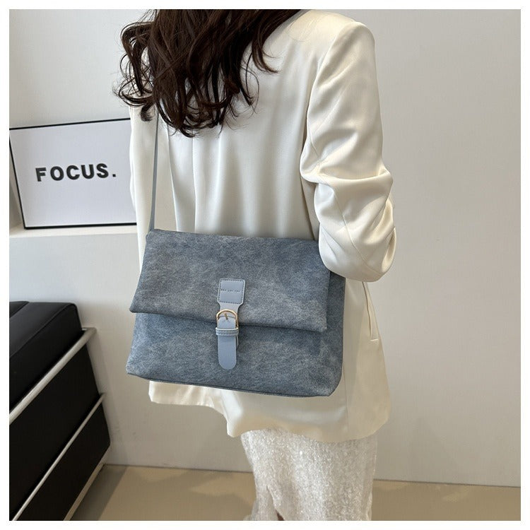 Sac à bandoulière femme élégant en similicuir, design intemporel pour un look chic au quotidien.