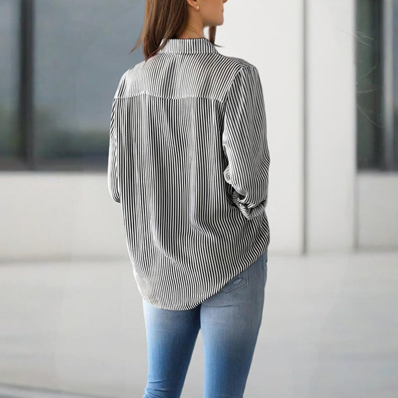 Tunique femme rayée légère, avec col lavallière, pour un look printanier ou estival chic et confortable.