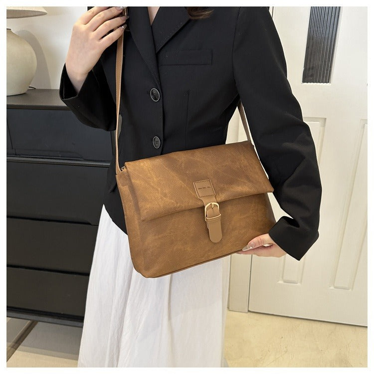 Accessoire de mode femme: sac bandoulière minimaliste en cuir synthétique, parfait pour toutes occasions.