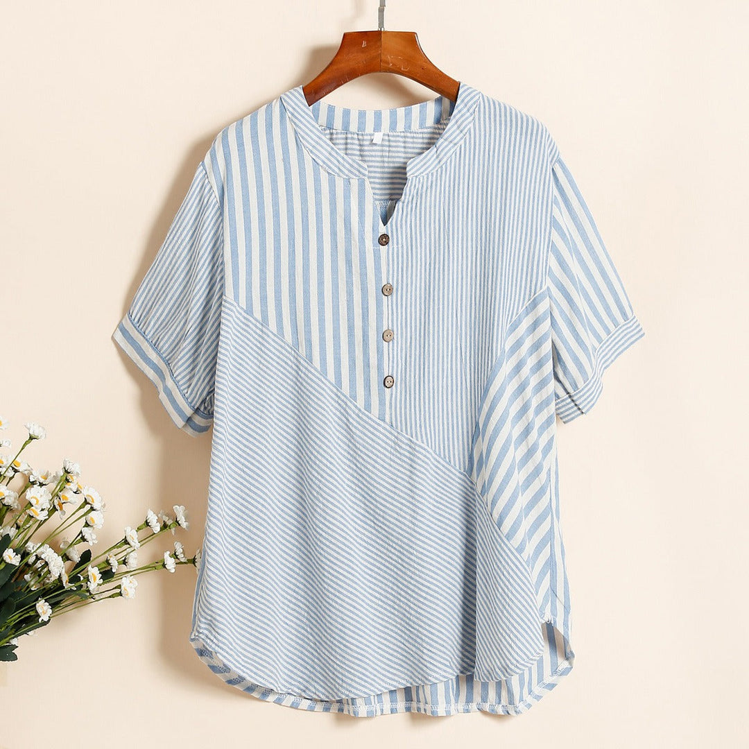 Blouse élégante femme à rayures fines, col en V. Un top chic et léger pour la mode féminine estivale.