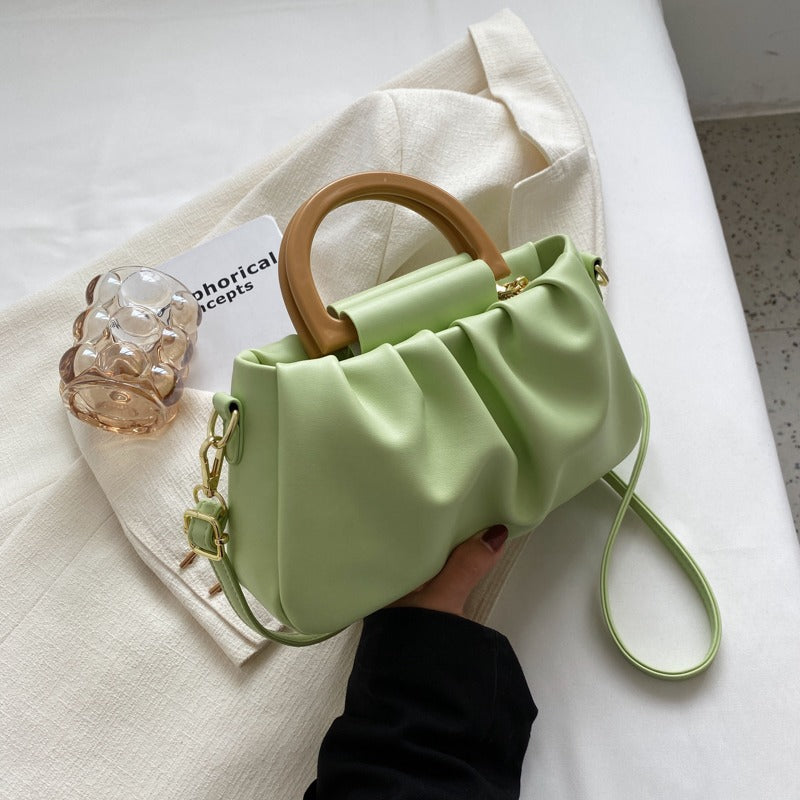Sac à main femme moderne et chic avec détails volantés, idéal pour le quotidien ou une sortie élégante.