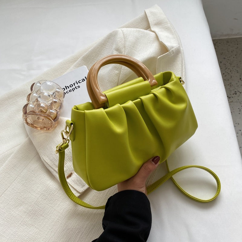 Sac à main femme élégant noir avec effet volanté moderne et bandoulière chic, un accessoire tendance.