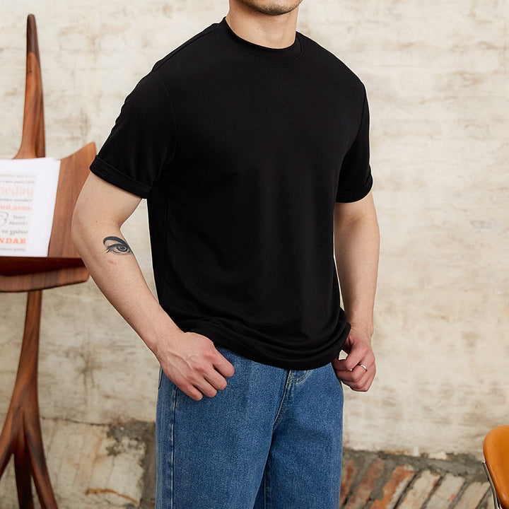 T-shirt homme Elias, tissu respirant, coupe ajustée, parfait pour un look estival décontracté et chic.