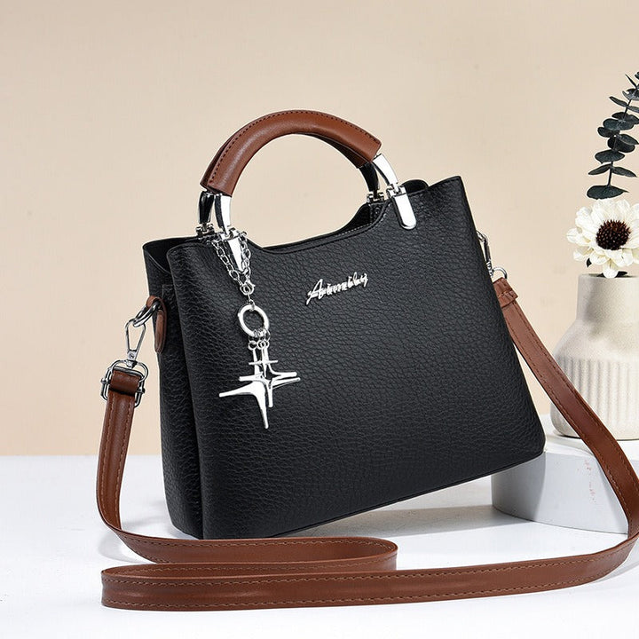 Sac à main femme en simili-cuir, style chic et raffiné, parfait pour un look mode estival.
