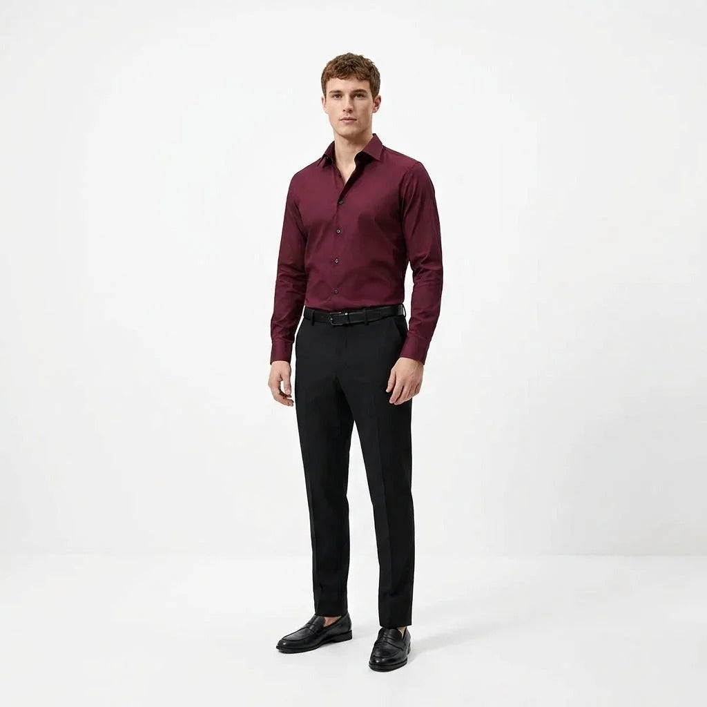 Chemise homme unie à manches longues, col revers. Tissu confortable, coupe classique, style intemporel et élégant.