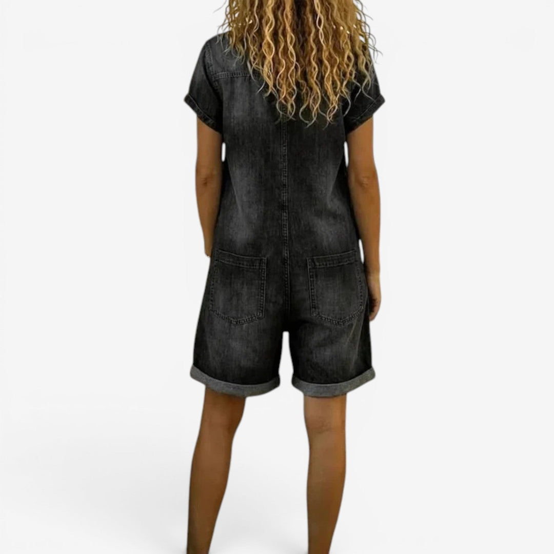 Combinaison short femme tendance, coupe flatteuse pour l'été et le printemps. Vêtement décontracté et stylé.
