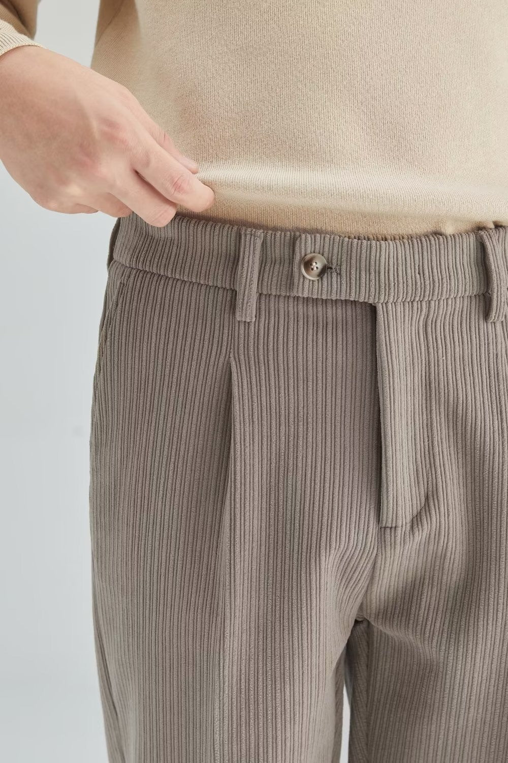 Pantalon homme texturé coupe droite, élégant et moderne pour un style masculin chic et confortable.
