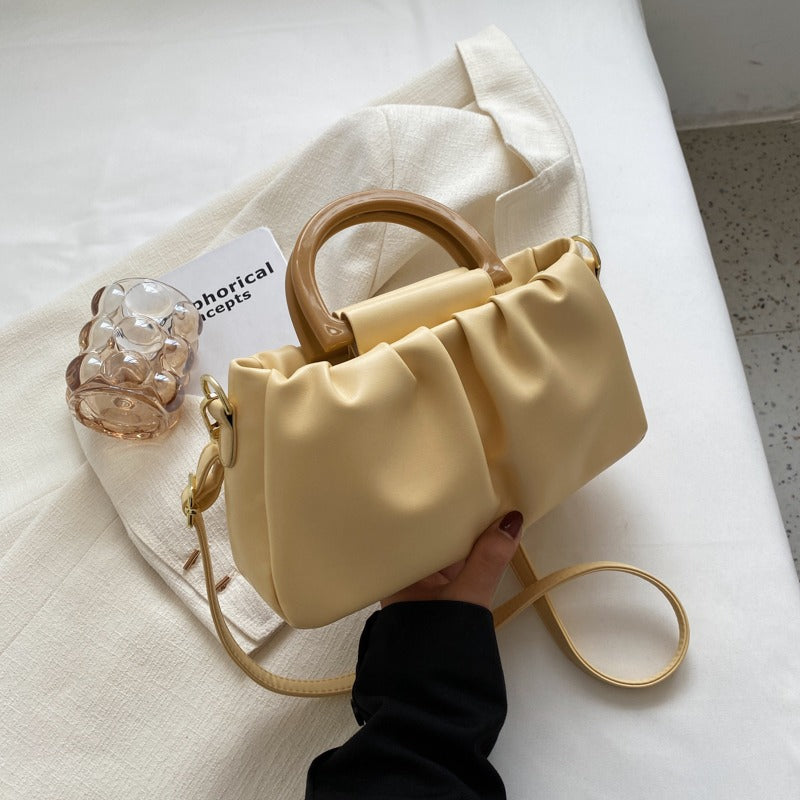 Sac à main femme noir volanté, un design moderne et chic, parfait pour compléter une tenue tendance.