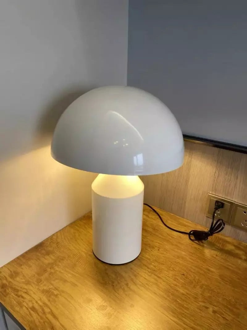 Lampe de table design pour salon, avec un éclairage d'ambiance. Structure en métal moderne, apporte une touche iconique.